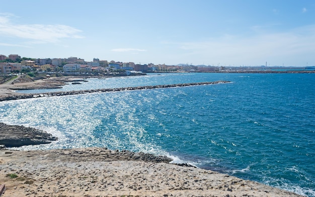 Littoral de Porto Torres par une journée claire et ensoleillée