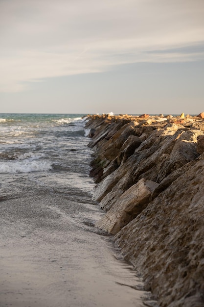 Photo le littoral avec des rochers de la plage espagnole de valence