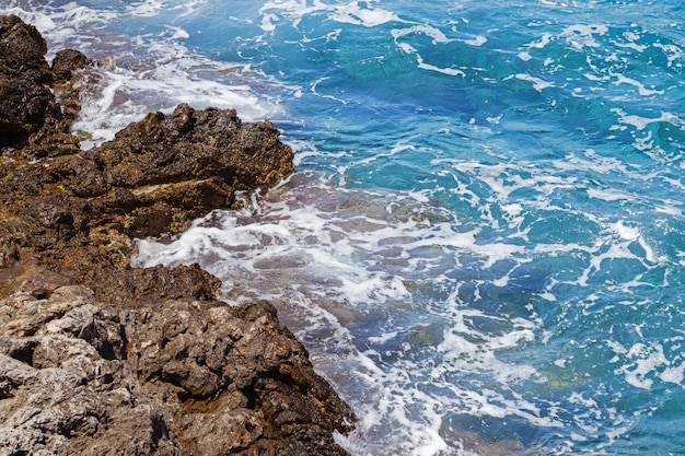 Littoral rocheux de la mer Méditerranée. Beau bord de mer. Crète d'île. Grèce.