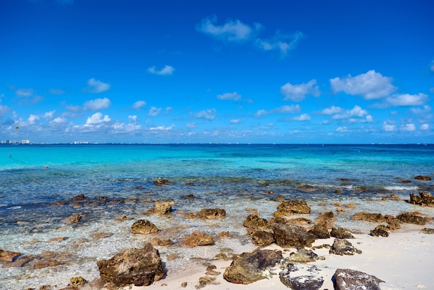 Le littoral de sable blanc et de rochers