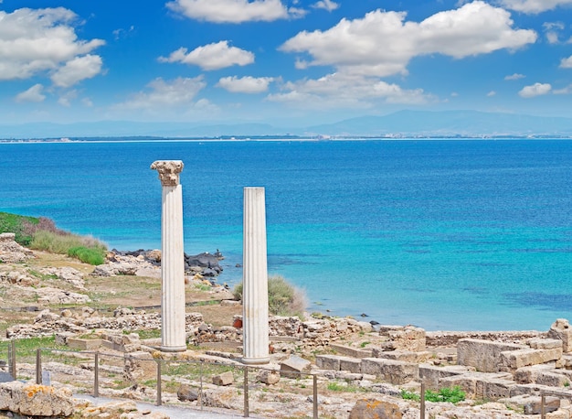 Littoral de Tharros avec les colonnes de renommée mondiale