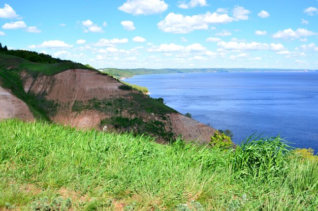 Littoral de la Volga avec des collines verdoyantes et ciel bleu avec des nuages