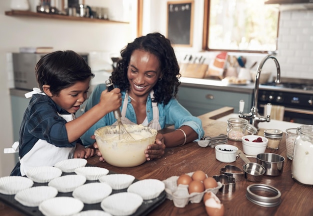 Live Love Baking Photo d'une femme cuisinant à la maison avec son jeune fils