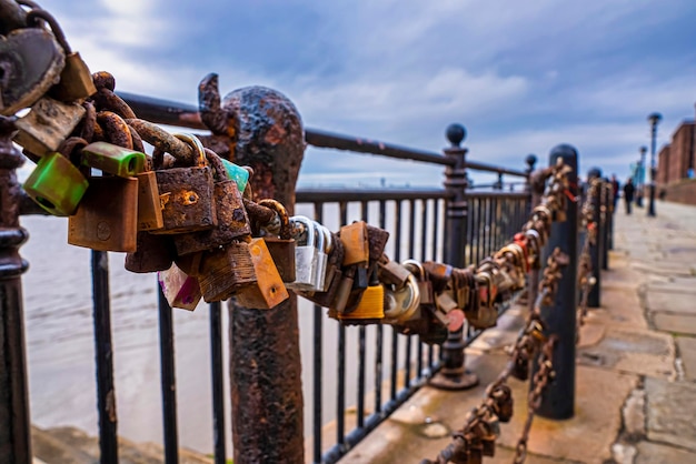 Liverpool, Angleterre. 30 septembre 2021. Love locks attachés à la clôture à chaînes à Albert Dock à la mémoire des êtres chers