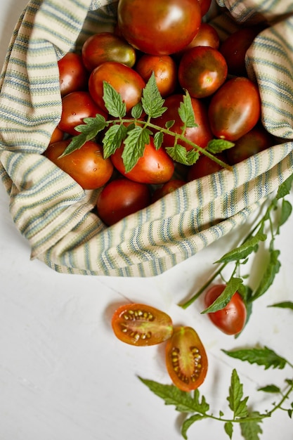 Livraison au marché de tomates brunes en sac éco textile zéro déchet