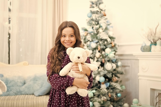 Livraison de cadeaux de Noël heureuse petite fille célébrer les vacances d'hiver Noël bonne année Mignonne petite fille enfant avec cadeau de Noël meilleur cadeau de tous les temps Avoir un Noël joyeux de houx