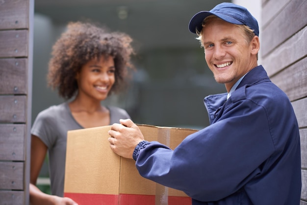 Livraison directe à votre porte. Plan d'un coursier effectuant une livraison à un client souriant.