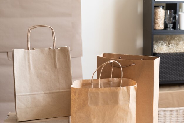 Livraison emballage sac boîte artisanat pack papier étagère marché