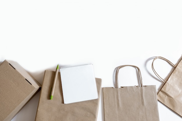 Livraison emballage sac boîte artisanat pack papier fond blanc marché