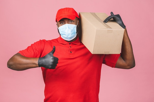 Livraison, employé de l'homme afro-américain en bonnet rouge