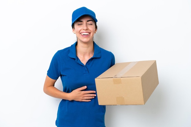 Livraison femme caucasienne isolée sur fond blanc souriant beaucoup