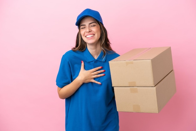 Livraison femme italienne isolée sur fond rose souriant beaucoup