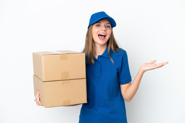 Livraison femme lituanienne isolée sur fond blanc avec une expression faciale choquée