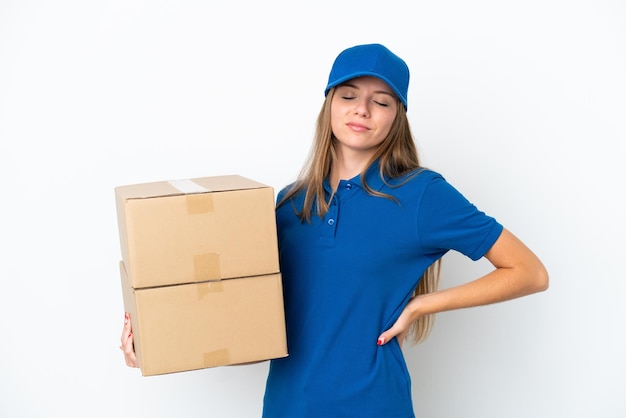 Livraison femme lituanienne isolée sur fond blanc souffrant de maux de dos pour avoir fait un effort