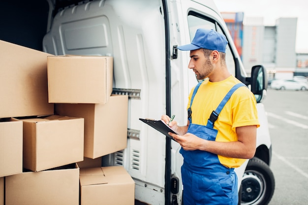 Livraison de fret, courrier masculin avec boîte en main