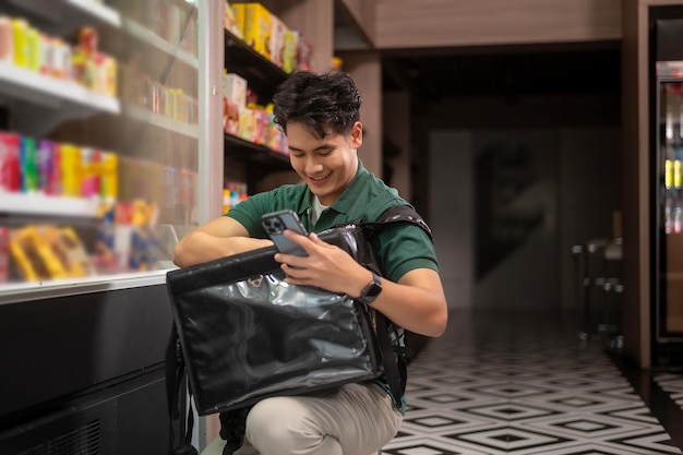 Livraison d'un homme asiatique choisissant des produits de la commande en ligne dans un supermarché