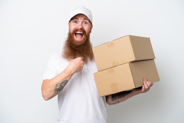 Livraison homme rougeâtre isolé sur fond blanc avec une expression faciale surprise