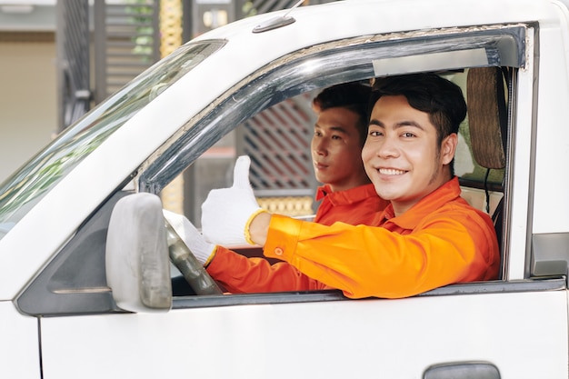 Livraison hommes à l'intérieur de la voiture