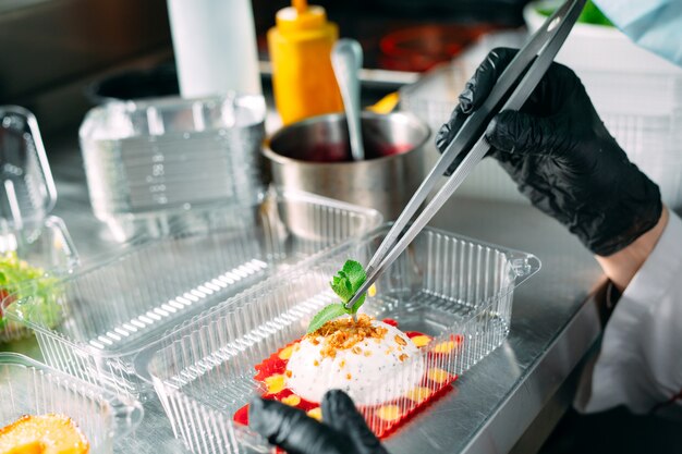 Photo livraison de nourriture au restaurant. le chef prépare la nourriture au restaurant et l'emballe dans des plats jetables.