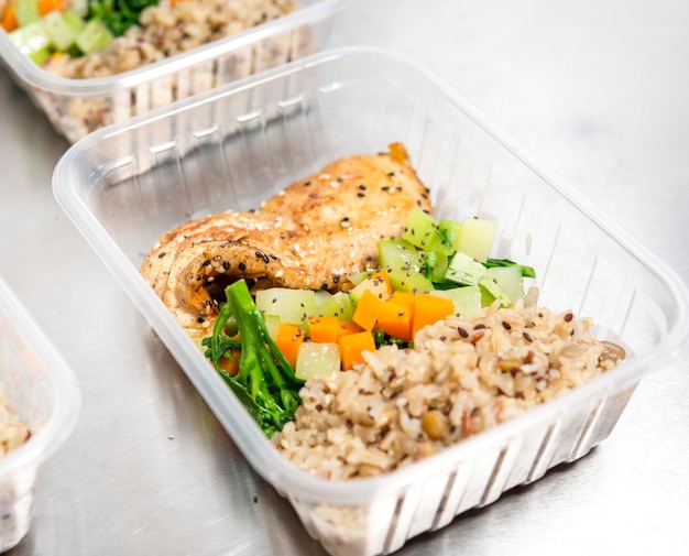 Livraison de nourriture, boîte de nourriture saine avec poulet grillé, riz brun et salade.