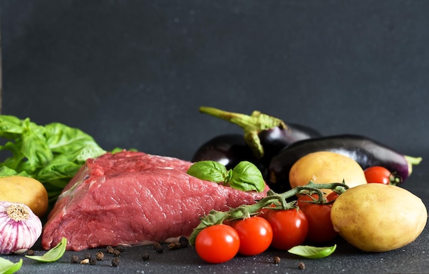 Photo livraison de nourriture faire l'épicerie dans un supermarché viande et légumes dans un panier