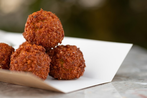 Livraison de nourriture falafel contenants de papier alimentaire à emporter avec boules de falafel et sauce