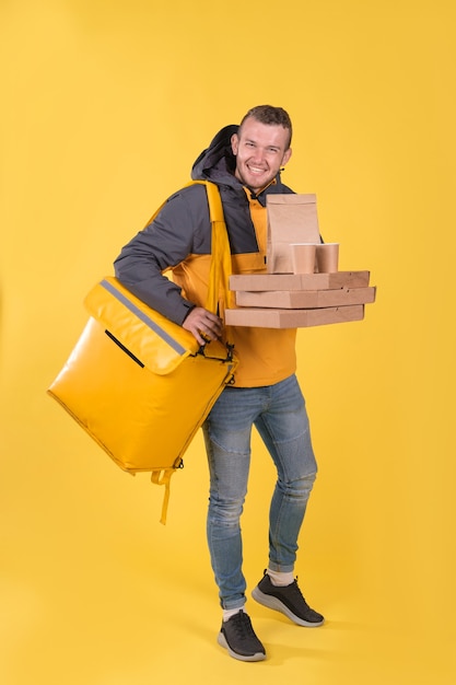 Livraison de nourriture jeune homme dans une veste jaune