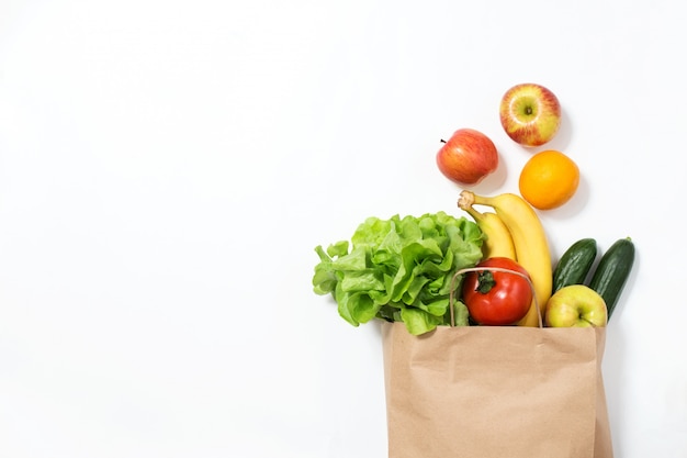 Livraison de nourriture. Sac artisanal avec légumes et fruits. Commande en ligne à l'épicerie