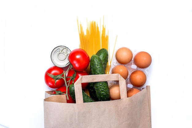 Photo livraison de nourriture sac en papier avec produits frais pâtes conserves légumes beurre oeufs dons de nourriture