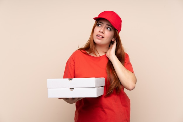 Livraison de pizza adolescent femme tenant une pizza en pensant à une idée