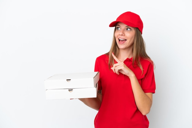 Livraison de pizza femme lituanienne isolée sur fond blanc ayant l'intention de réaliser la solution tout en levant un doigt vers le haut