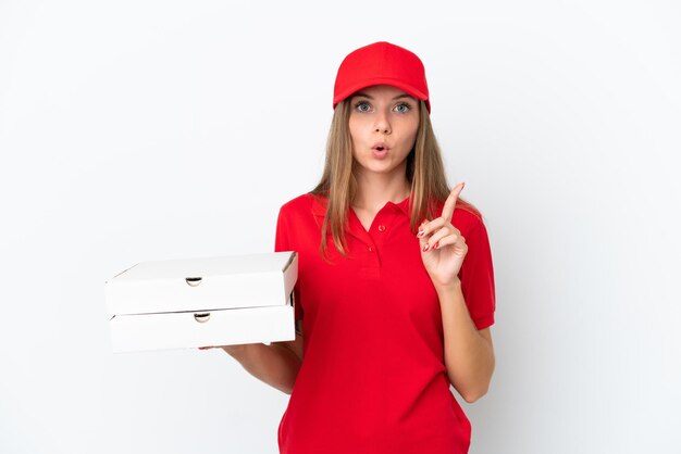 Livraison de pizza femme lituanienne isolée sur fond blanc ayant l'intention de réaliser la solution tout en levant un doigt vers le haut