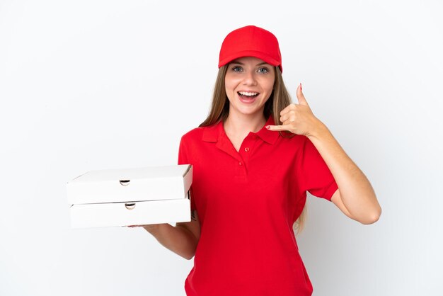 Livraison de pizza femme lituanienne isolée sur fond blanc faisant un geste de téléphone. Rappelle-moi signe