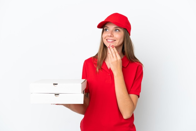 Livraison de pizza femme lituanienne isolée sur fond blanc en levant tout en souriant