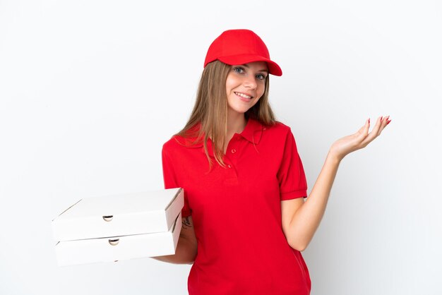 Livraison de pizza femme lituanienne isolée sur fond blanc tendant les mains sur le côté pour inviter à venir