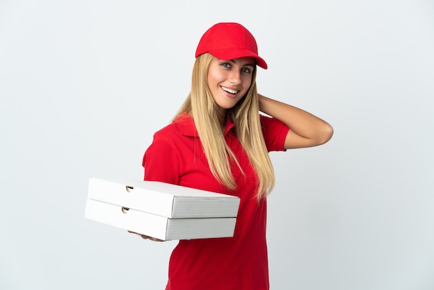 Livraison de pizza femme tenant une pizza sur blanc en riant
