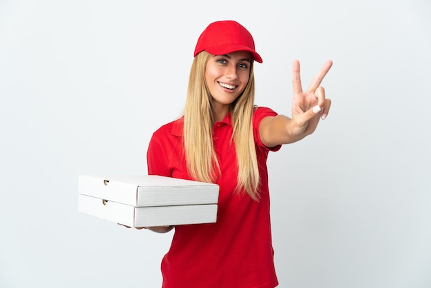 Livraison de pizza femme tenant une pizza isolé sur fond blanc souriant et montrant le signe de la victoire