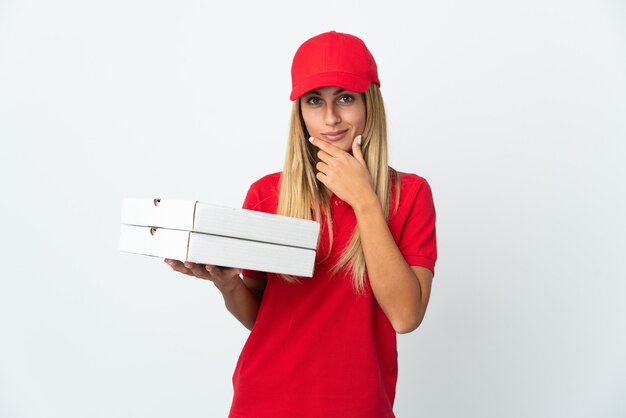 Livraison de pizza femme tenant une pizza posant isolé contre le mur blanc