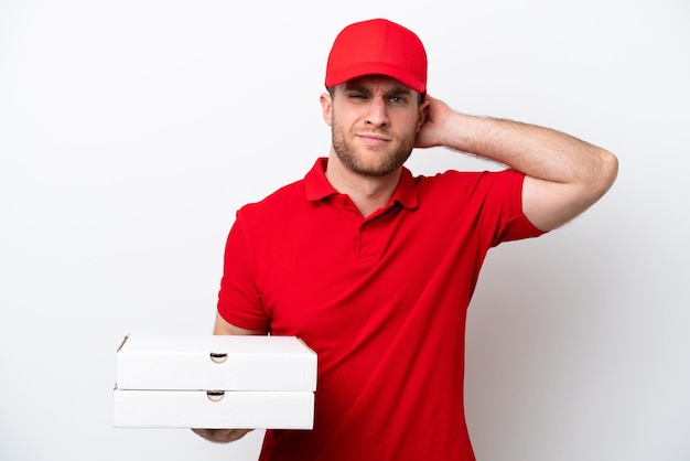 Livraison de pizza homme caucasien avec uniforme de travail ramasser des boîtes à pizza isolé sur fond blanc ayant des doutes