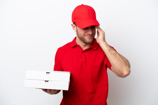 Livraison de pizza homme caucasien avec uniforme de travail ramasser des boîtes à pizza isolé sur fond blanc avec mal de tête