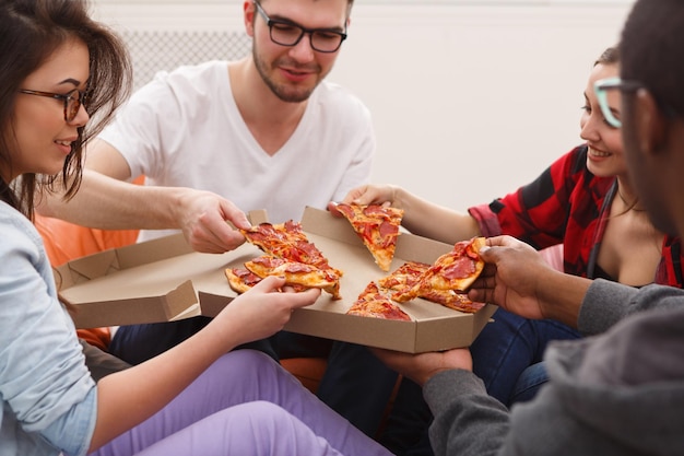 Livraison de pizzas. Gens heureux déjeunant au bureau de coworking pendant la pause, récolte, gros plan