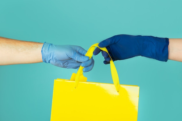 Livraison des vêtements dans le panier.