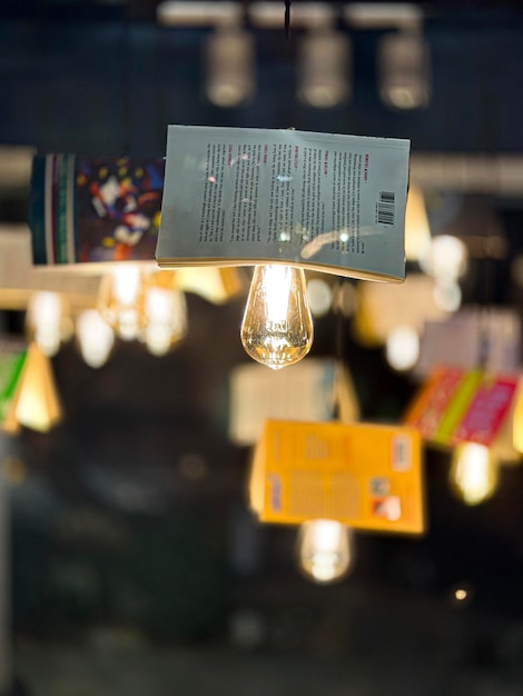 livre abat-jour avec une lampe pour décorer une librairie