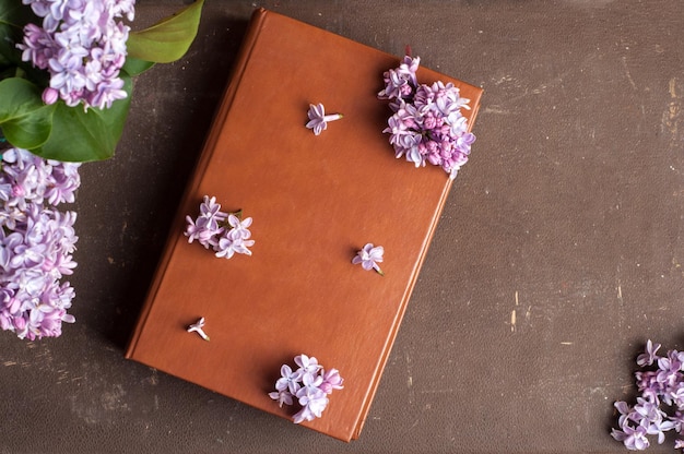 Livre ancien et branches de lilas