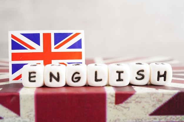 Livre d'anglais avec chapeau d'études supérieures et tutoriel pour étrangers