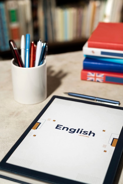 Livre anglais reposant sur la table de l'espace de travail