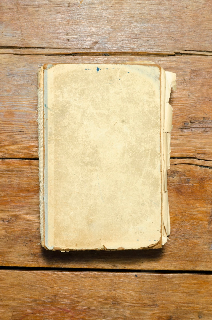 Livre antique détaillé avec couverture vierge sur le dessus de table en bois vintage