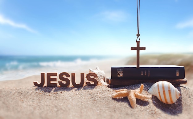 Livre biblique et église croisée sur la mer d'été et la plage de sable ondulé Retraite d'été et camp d'été