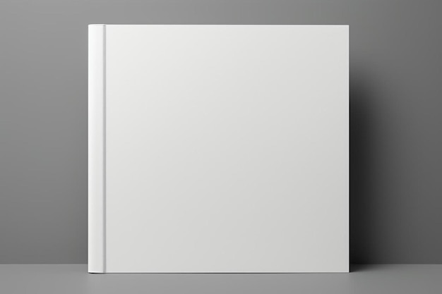 un livre blanc assis sur une table contre un mur