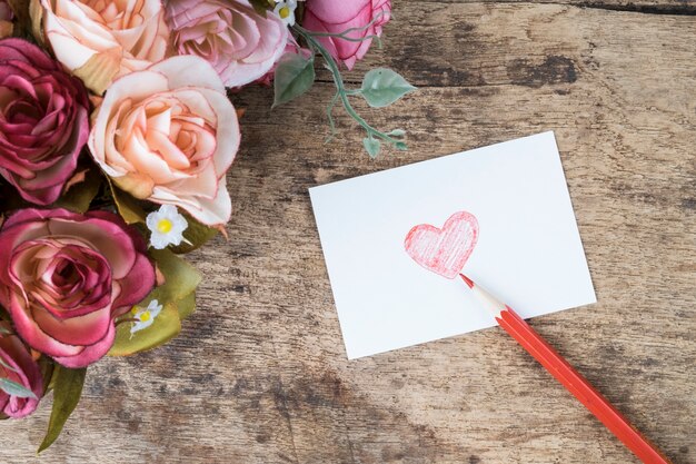 Livre blanc avec le coeur et les roses dessinés